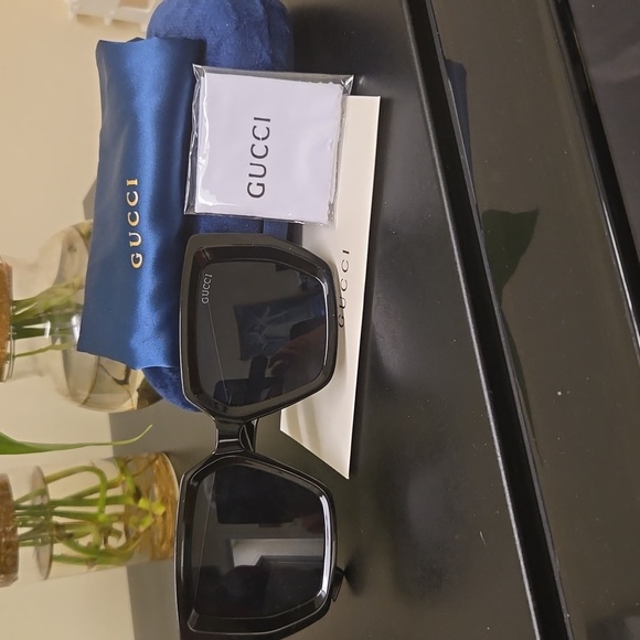Womens Gucci Sunglasses. Black with case, cleaning cloth and Box - Picture 7 of 9